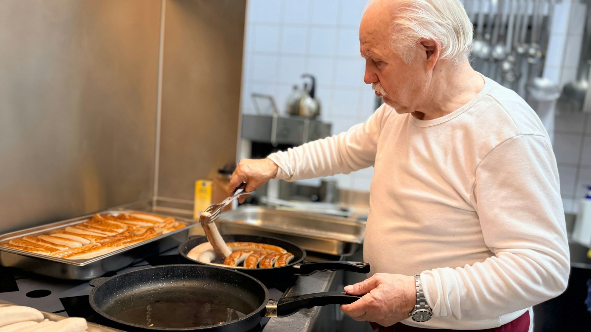 Das Bild zeigt den Obengenannten am Herd.