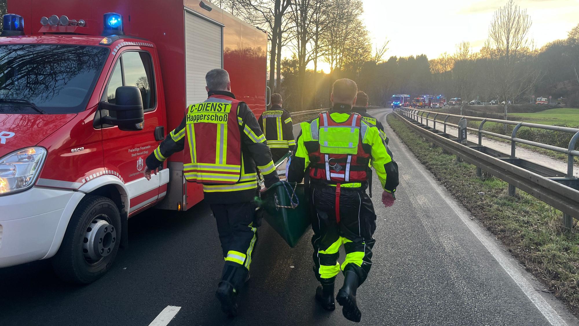 Die Kreisstraße 17 war für die zahlreichen Rettungsfahrzeuge zeitweise gesperrt.