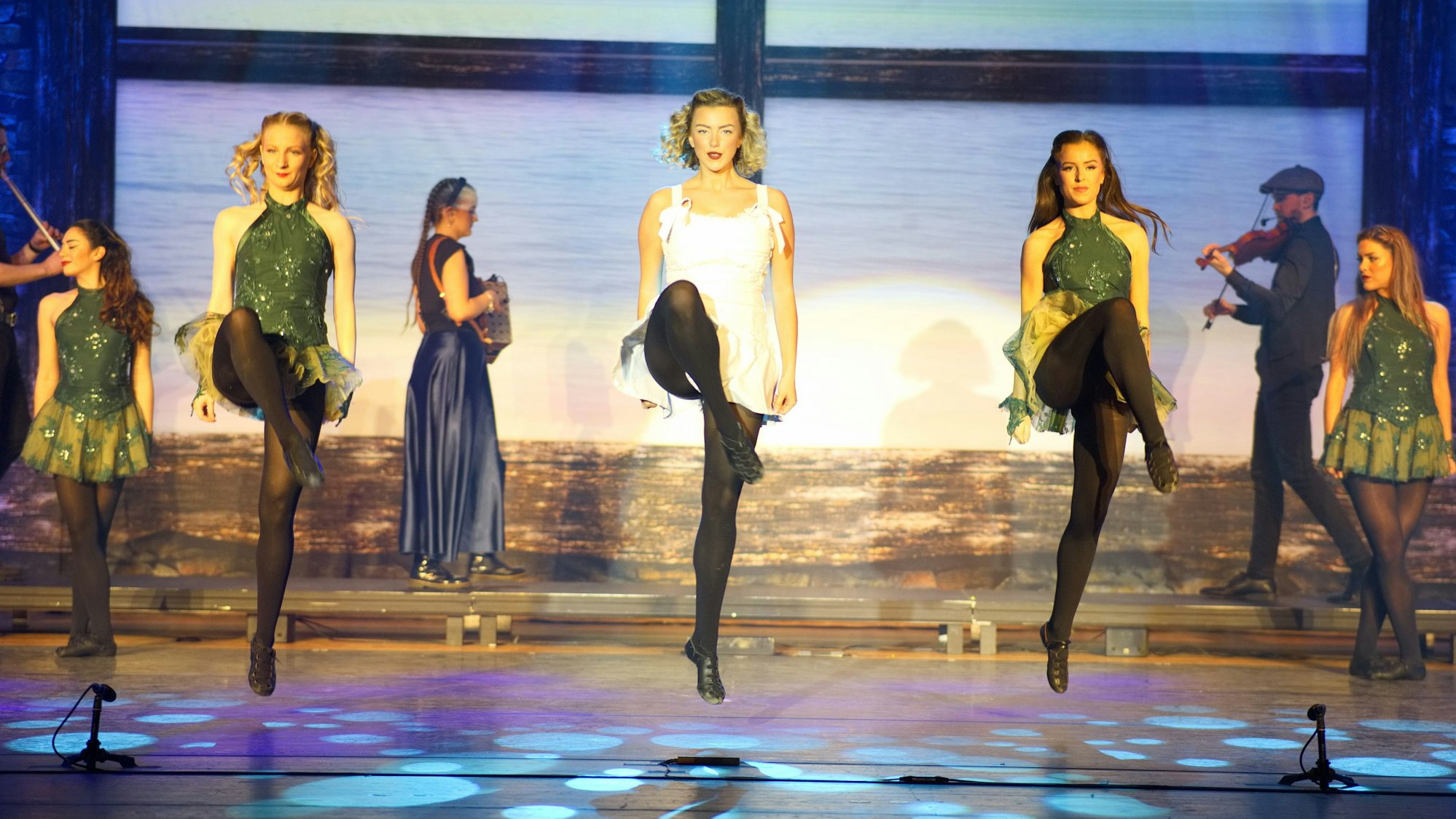 Jessica Cartwright, in einem weißen Kleid, führte die Gruppe der Tänzerinnen an.