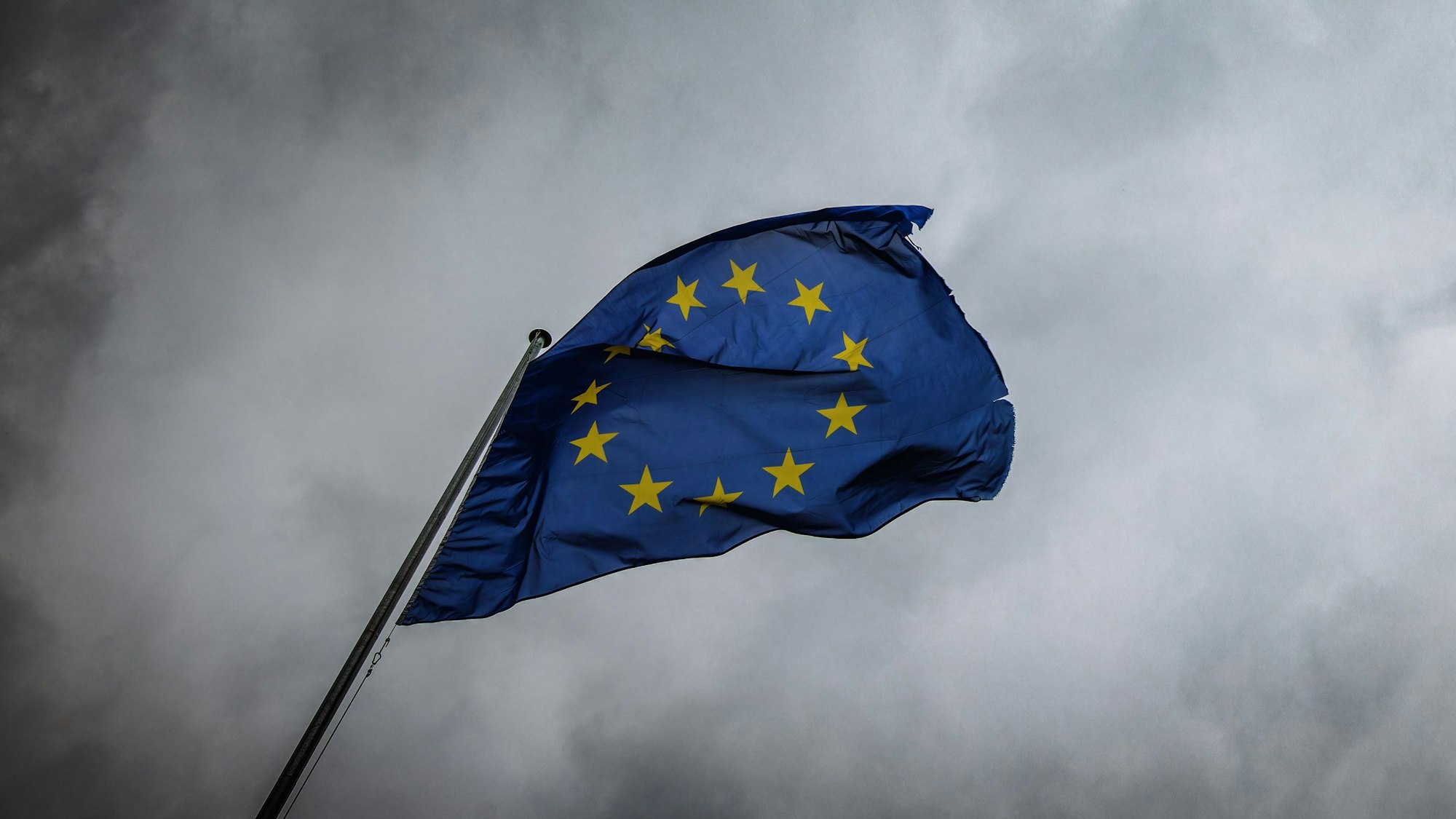 Straßburg: Die Flagge der Europäischen Union weht vor dem Gebäude des Europäischen Parlaments im Wind.