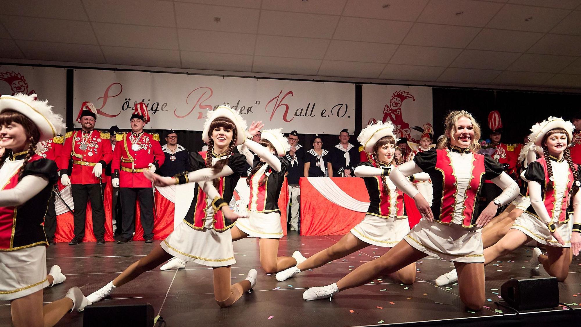 Prinzessin Emily I. inmitten ihrer Tanzkolleginnen von den "Kallbachmücken", die auf der Bühne eine Choreografie zeigten.