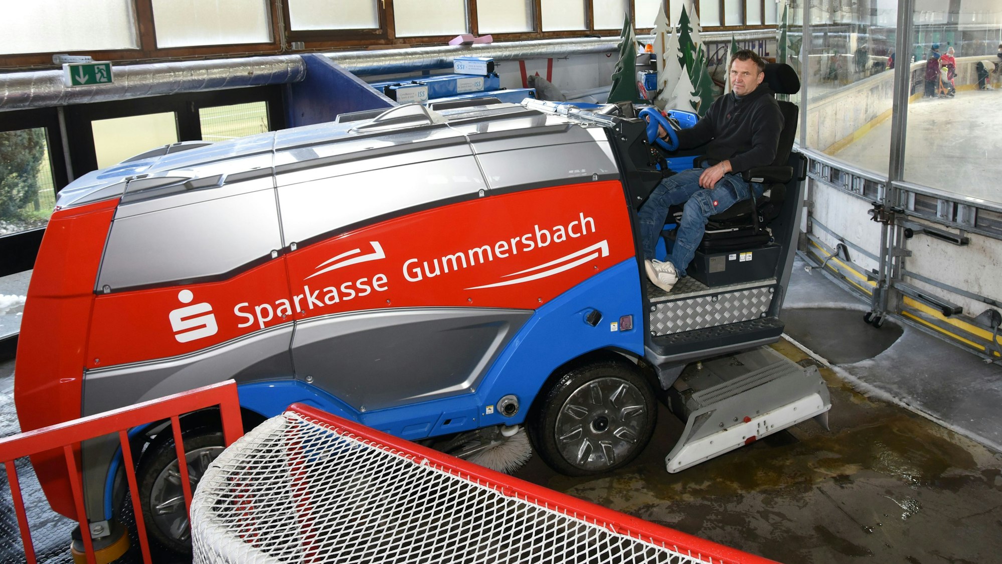 Bis zu fünfmal in einer Schicht fährt Peter Schwitalla mit dem Eishobel raus und macht in Wiehl die Eisfläche frisch.