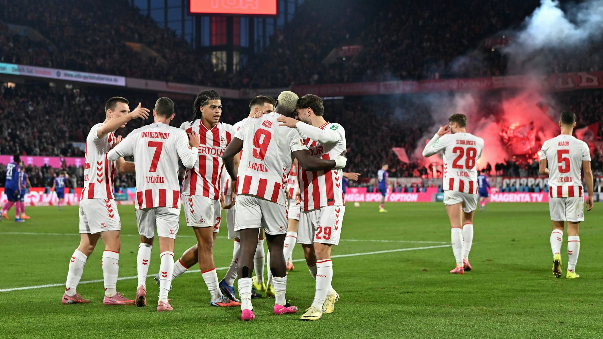 Ragnar Ache und seine Kollegen feiern den Treffer des Stürmers zum 2:1-Siegtreffer des 1. FC Köln gegen Mainz 05.
