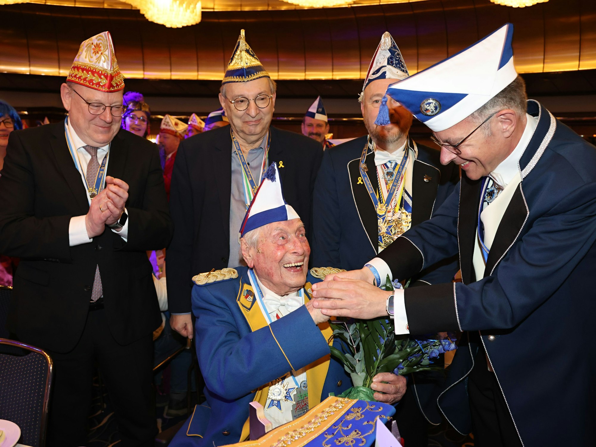 Ludwig Sebus erhielt am Sonntag (18. Januar 2026) das Krätzchen der Kölsche Kippa Köpp, als er bei „Falafel & Kölsch“ zum Ehrenmitglied ernannt wurde.