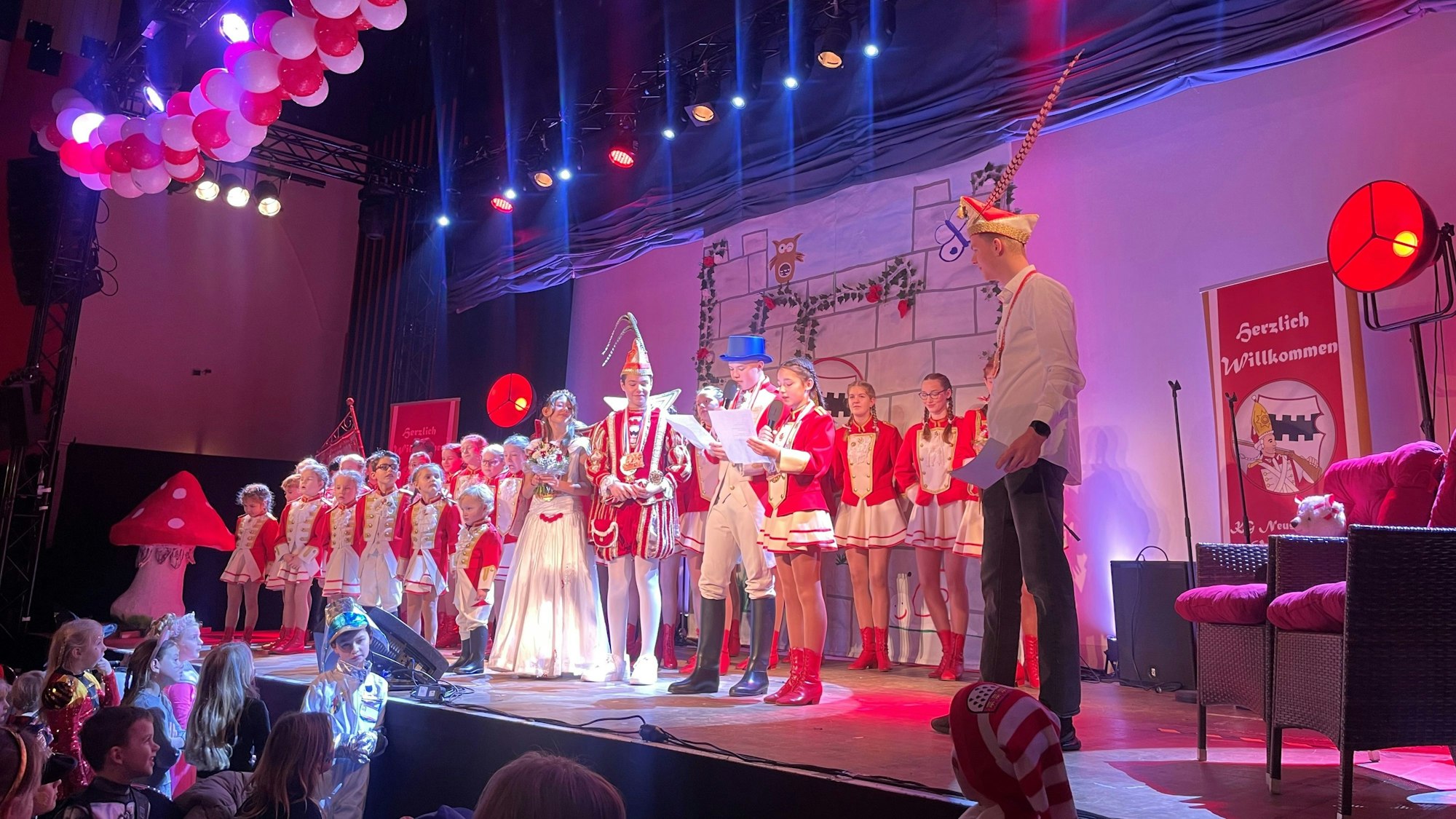 Das 69. Kinderprinzenpaar richtete noch Worte an die Nachfolger und das Publikum.