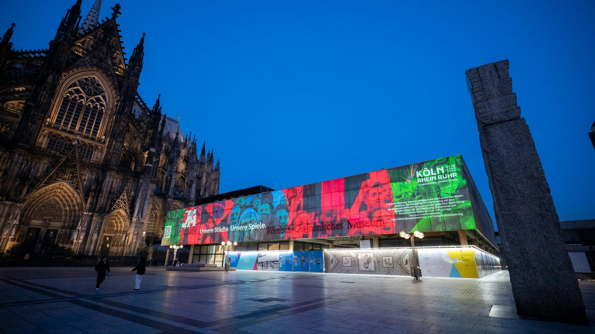 Mit einer Lichtinstallation am Römisch-Germanischen-Museum wirbt die Landesregierung für ihre Olympia-Kampagne. Zeitgleiche Aktionen an markanten Orten in NRW sollen die Bevölkerung von der Bewerbung für die Olympischen und Paralympischen Spiele überzeugen.