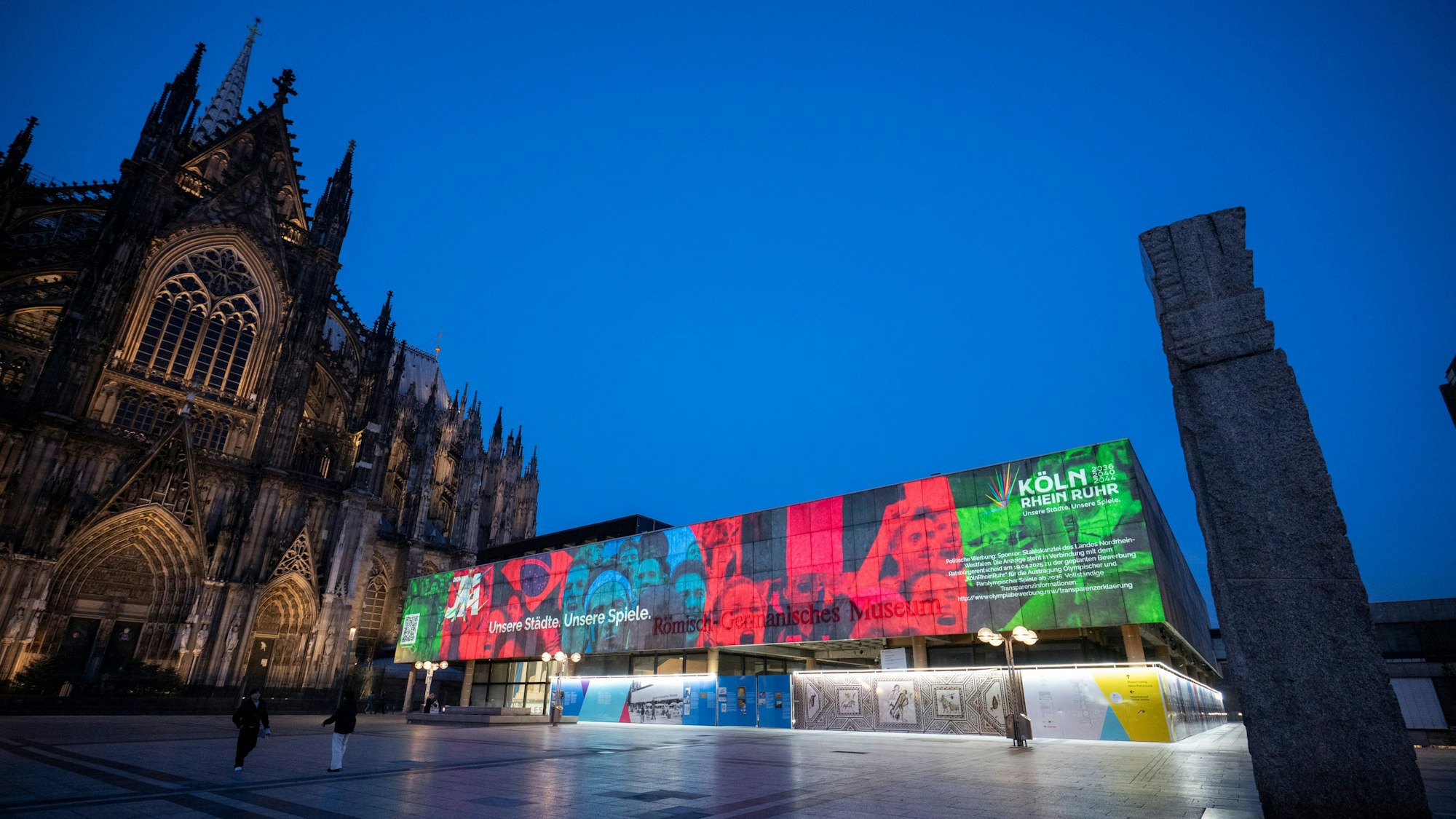 Mit einer Lichtinstallation am Römisch-Germanischen-Museum wirbt die Landesregierung für ihre Olympia-Kampagne.