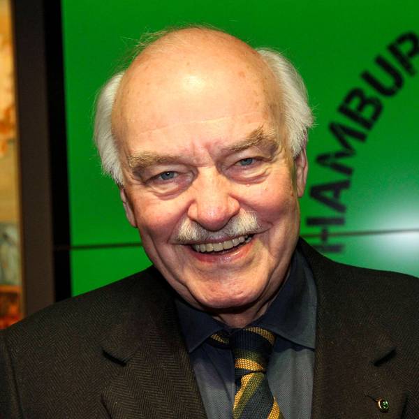 Charles Brauer lacht in die Kamera.
