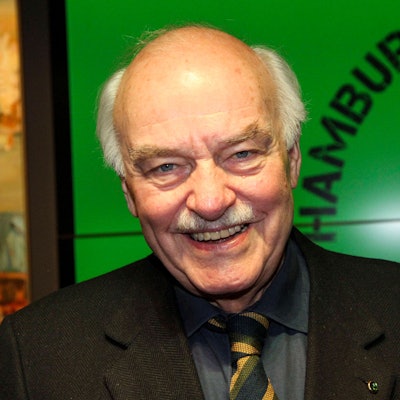 Charles Brauer lacht in die Kamera.