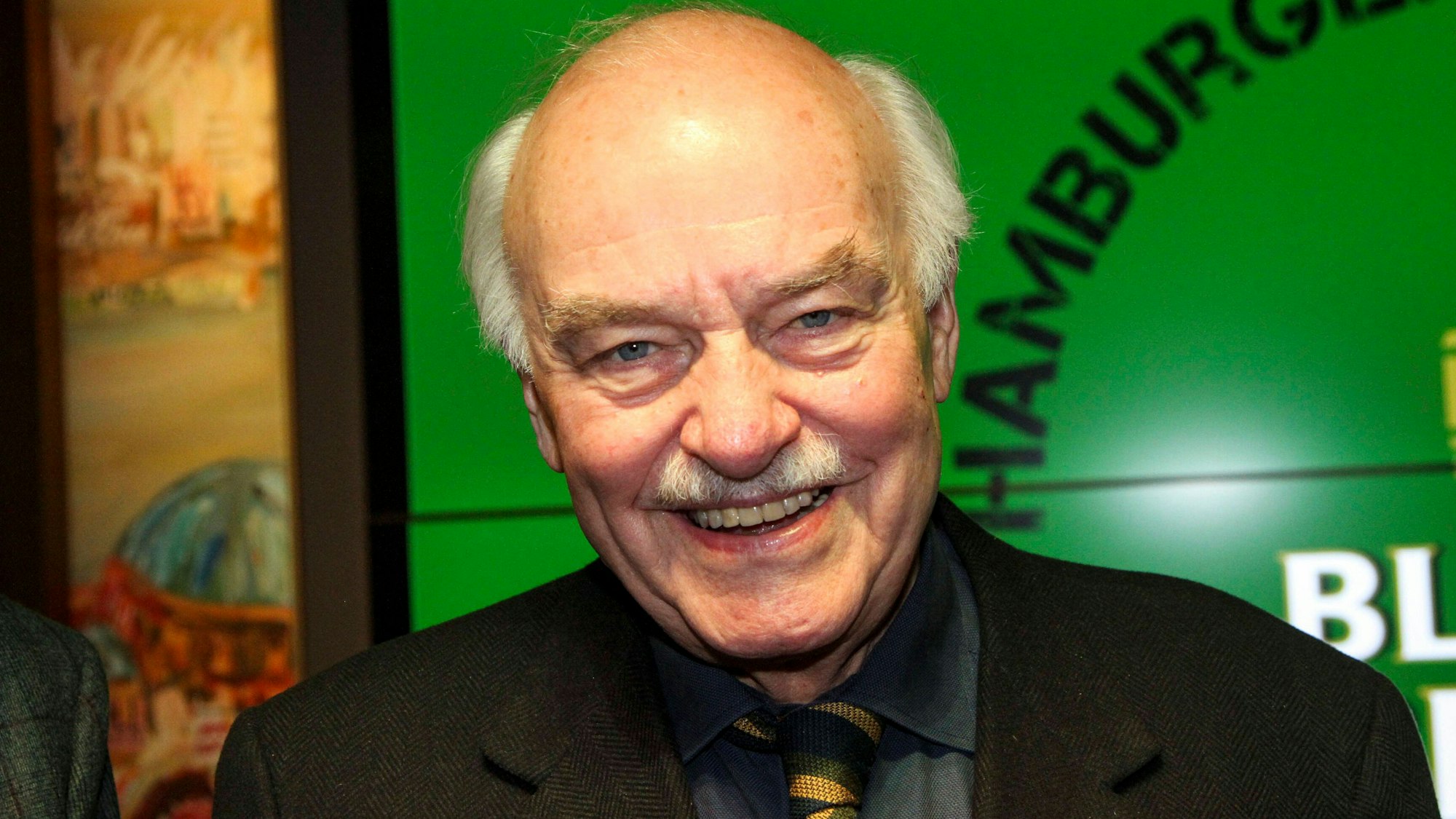 Charles Brauer lacht in die Kamera.