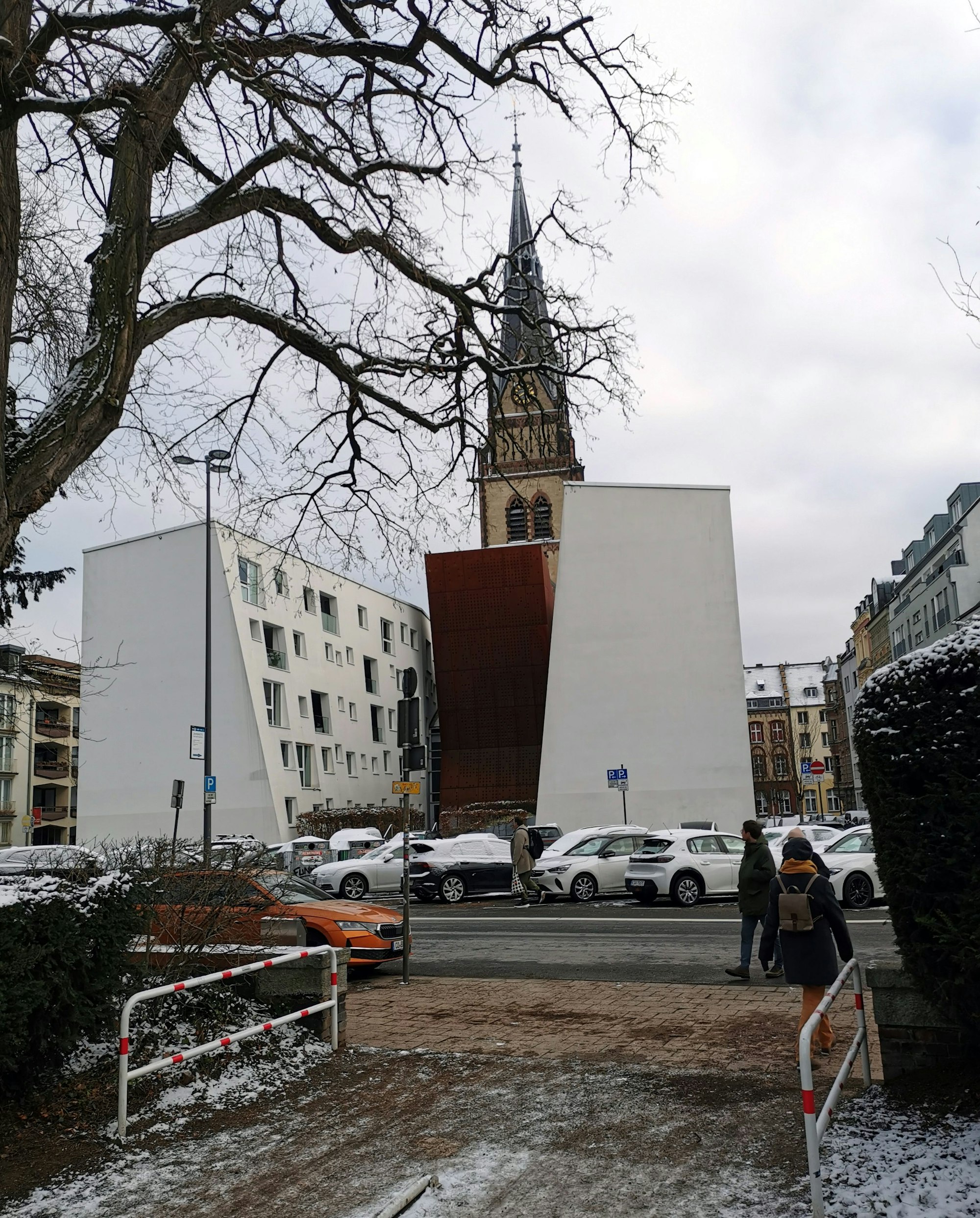 Der gleiche Blick auf die heutige Christuskirche mit modernen Anbauten.