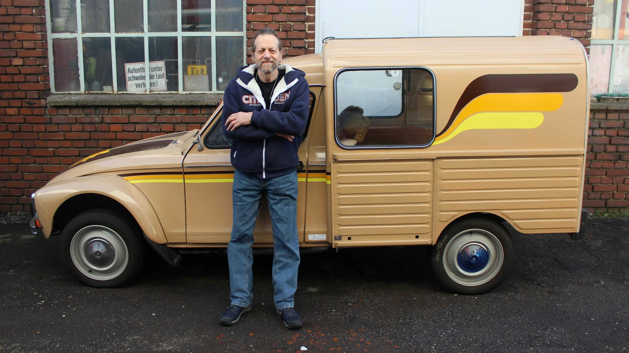 Jürgen Ambos steht vor Fahrertür seines Citroën Acadiane