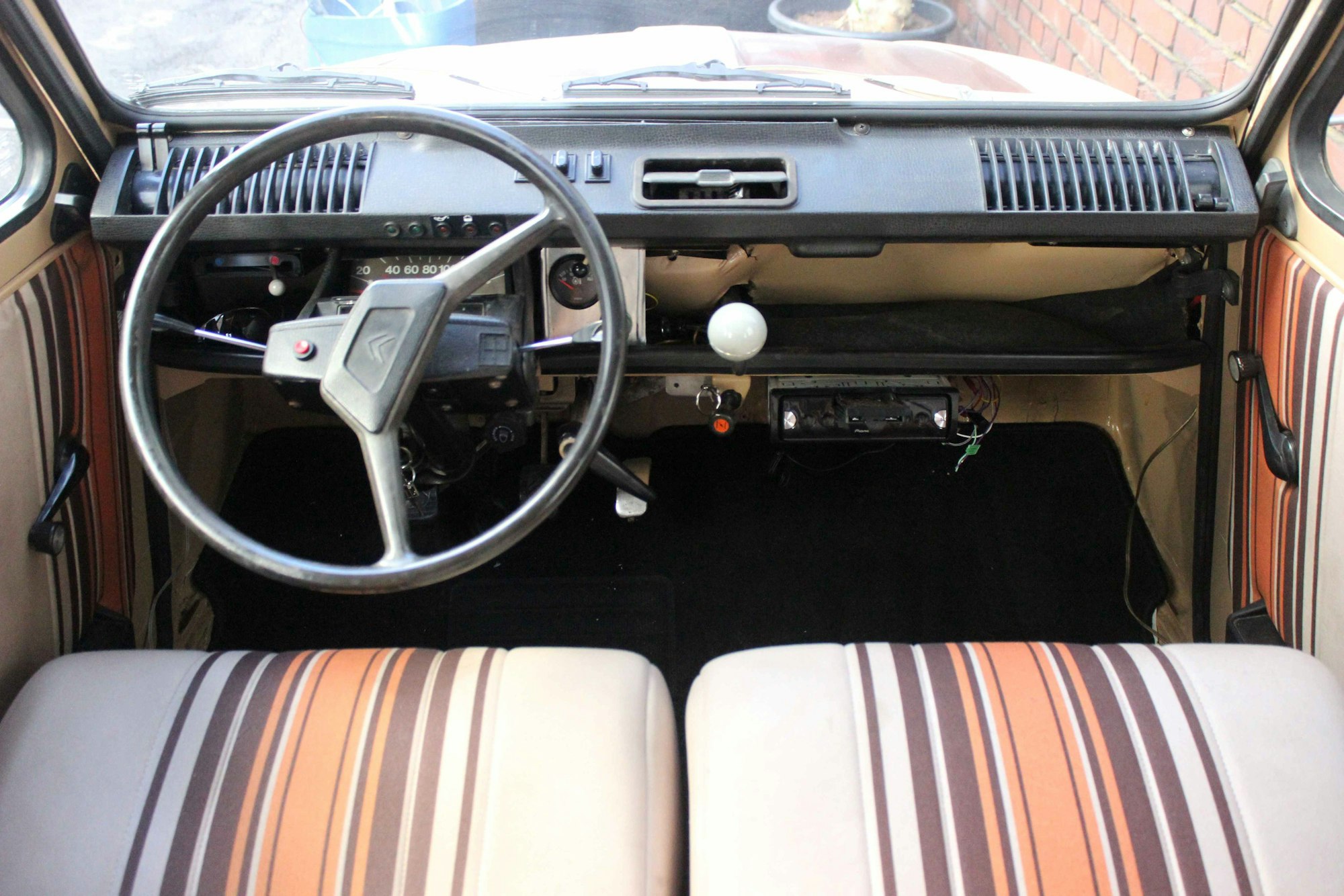 Vordersitze im Citroën Acadiane von Jürgen Ambos