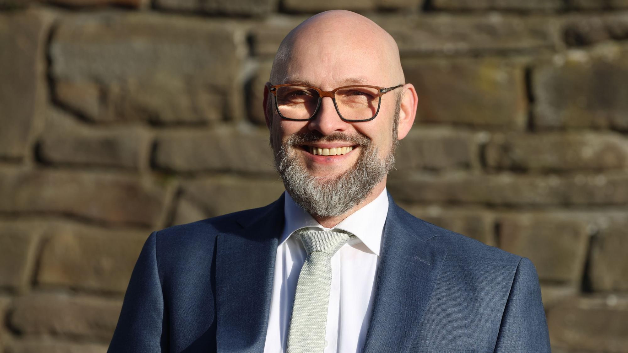 Das Foto zeigt Thomas Hellbusch (55), der im September direkt als neuer Nümbrechter Bürgermeister gewählt wurde.