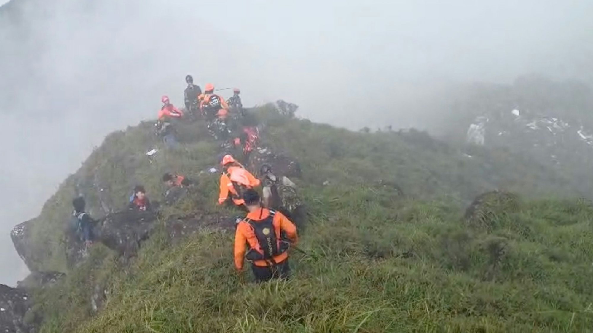 Die Such- und Rettungskräfte sind auf dem Weg zur Unglücksstelle.