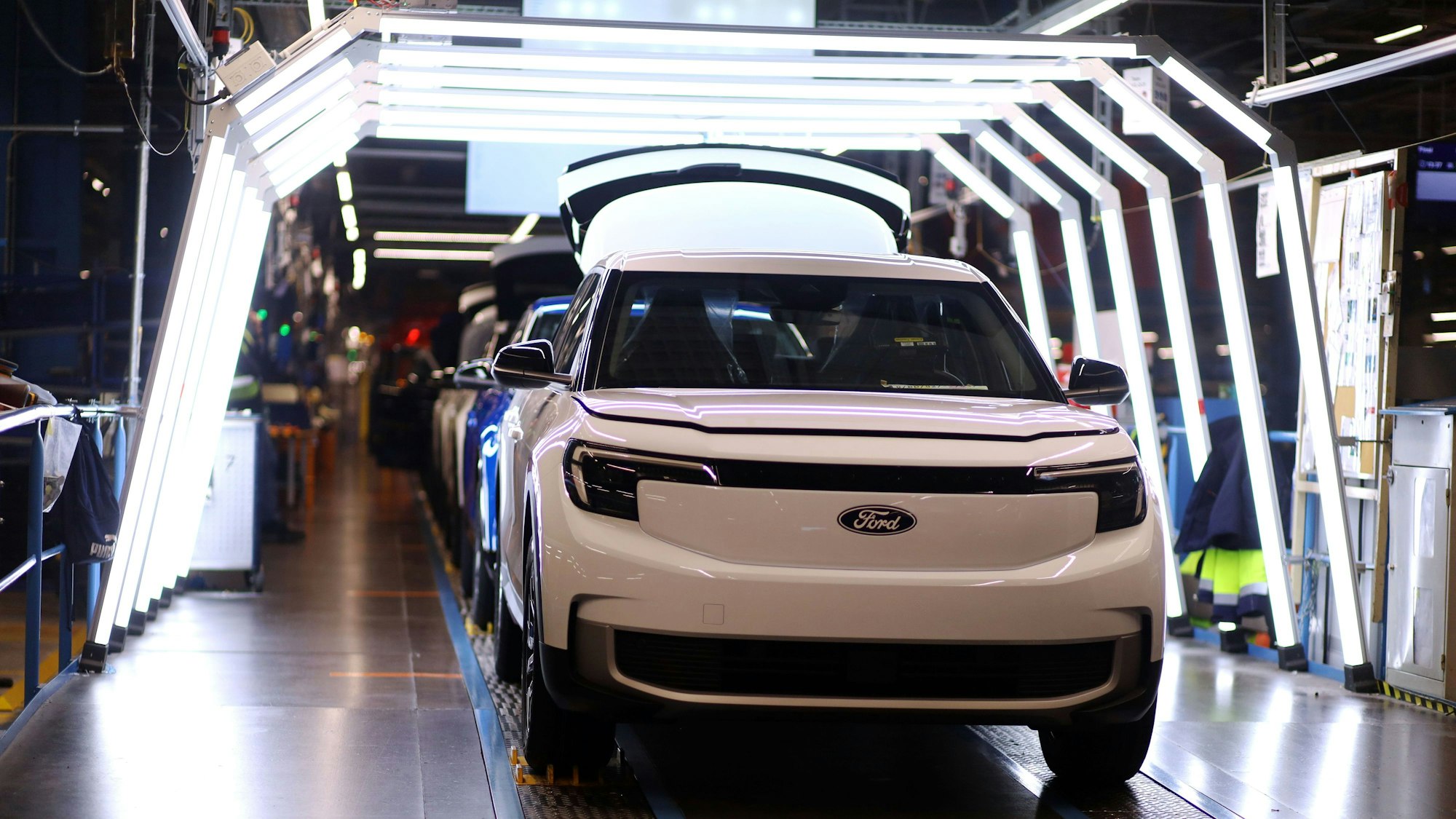 Der elektrische Ford Explorer kurz vor der Abnahme in den Fordwerken in Niehl.