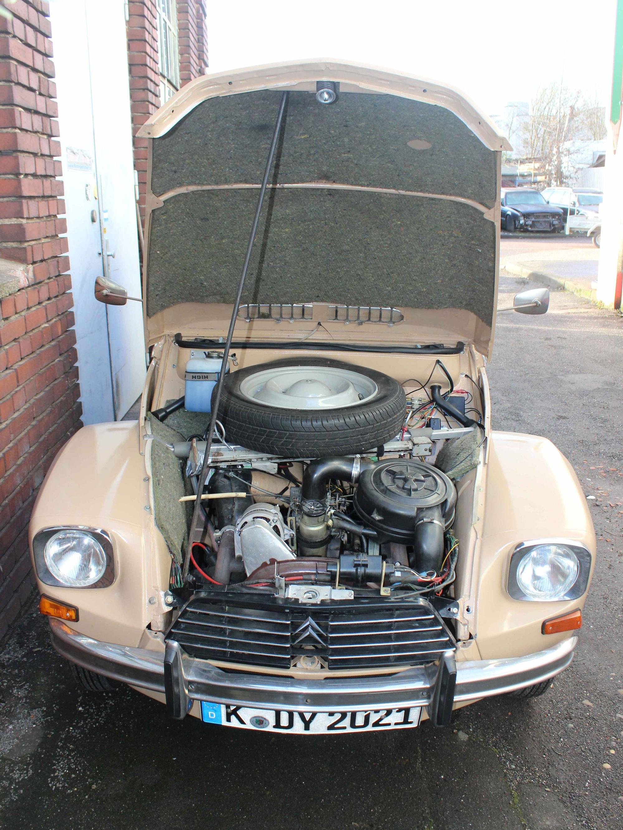 Motorraum des Citroën Acadiane von Jürgen Ambos