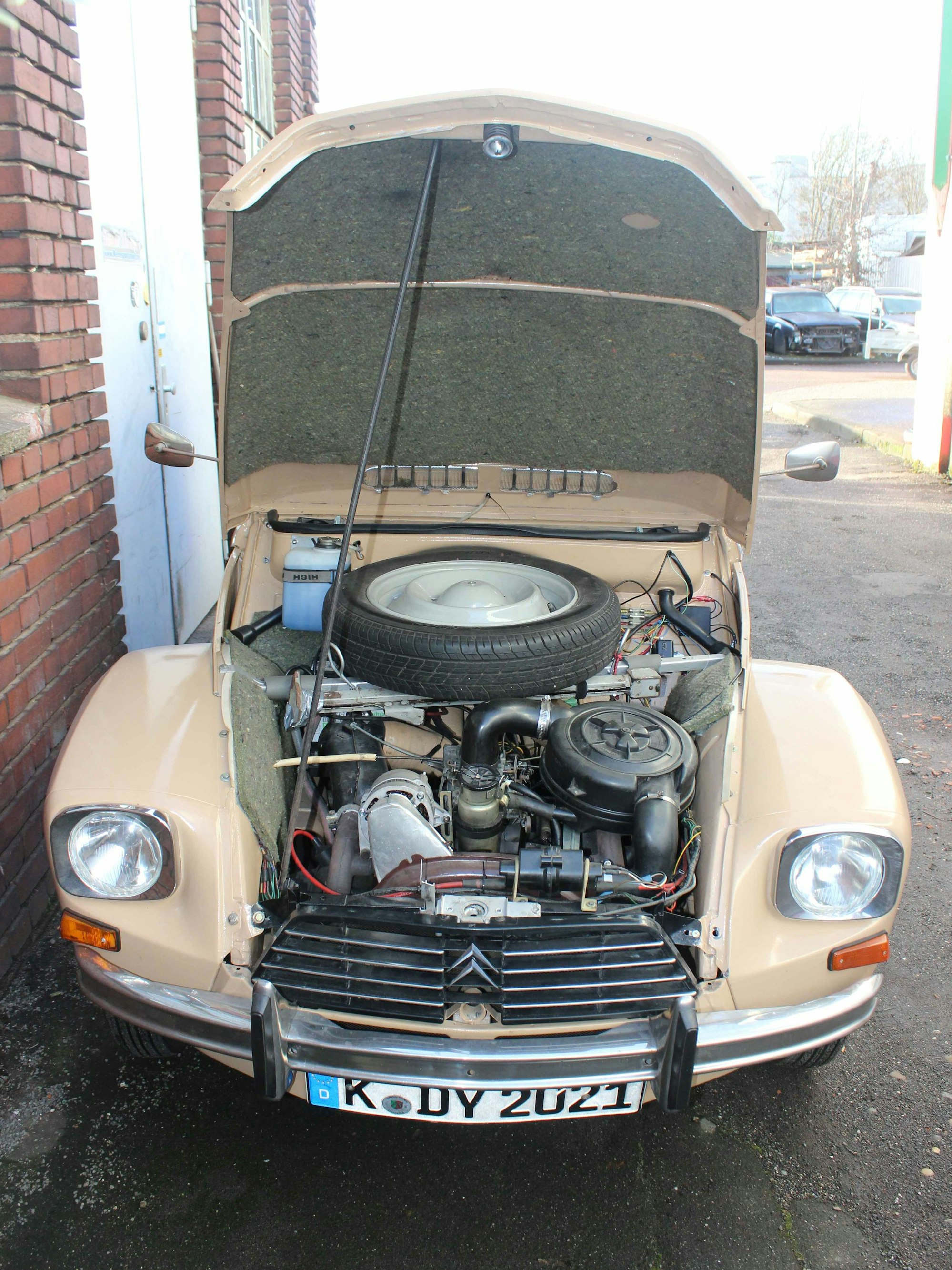 Motorraum des Citroën Acadiane von Jürgen Ambos