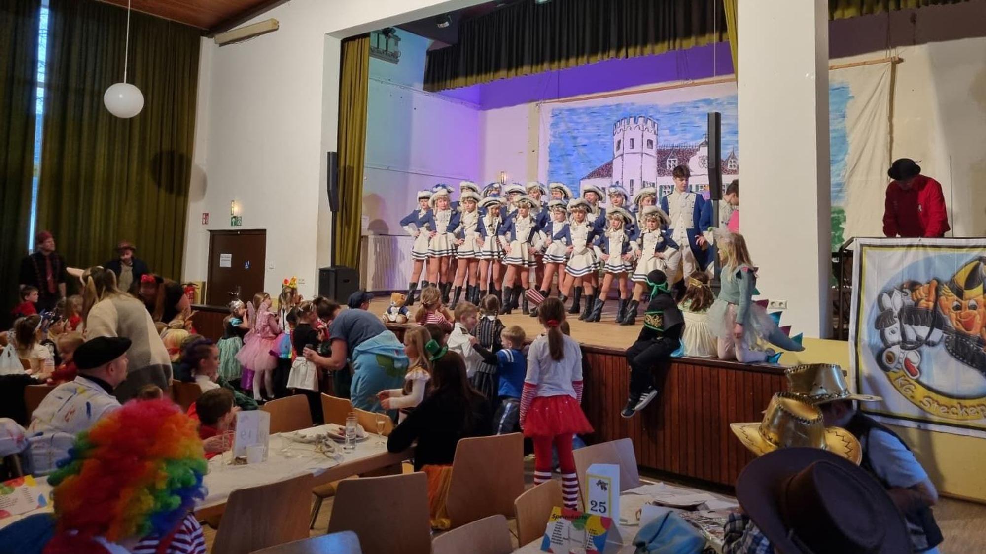 Die Kindertanzgruppe der Altstadtfunken Opladen präsentieren ihre Tänze in Bürrig.