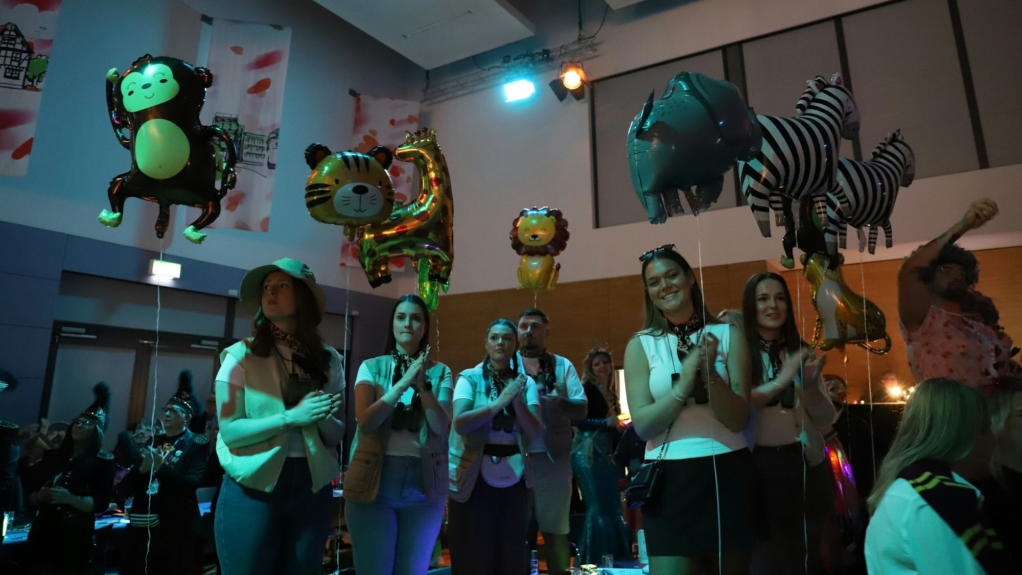 Schon von Beginn an standen die Zuschauerinnen und Zuschauer auf den Stühlen.