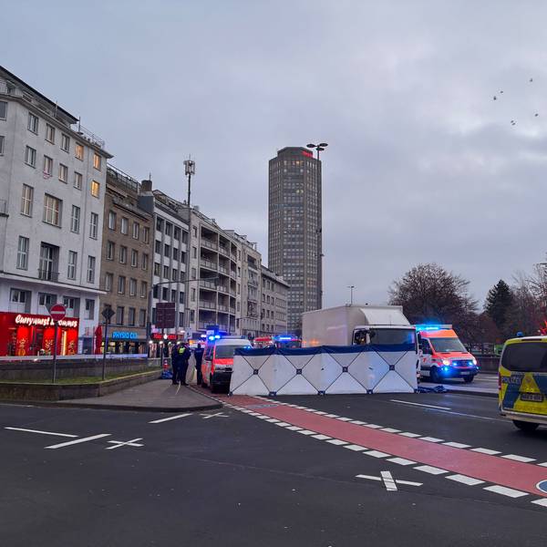 Bei einem Unfall am Kölner Ebertplatz ist am Montagmorgen (19. Januar) ein Fußgänger verletzt worden.