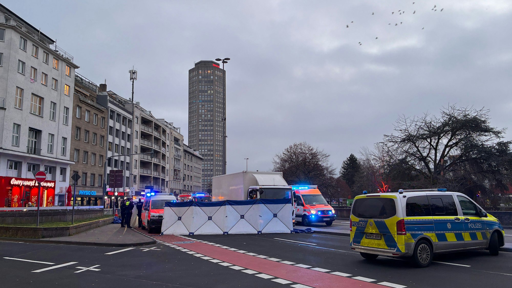 Bei einem Unfall am Kölner Ebertplatz ist am Montagmorgen (19. Januar) ein Fußgänger verletzt worden.