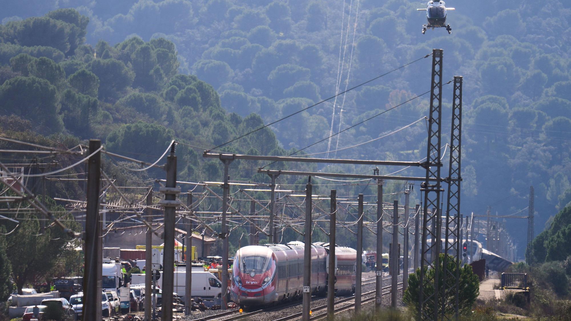 Rettungskräfte arbeiten an der Stelle eines Zugunfalls. Bei einem schweren Eisenbahnunglück in Andalusien sind Dutzende Menschen ums Leben gekommen, zahlreiche wurden schwer verletzt.