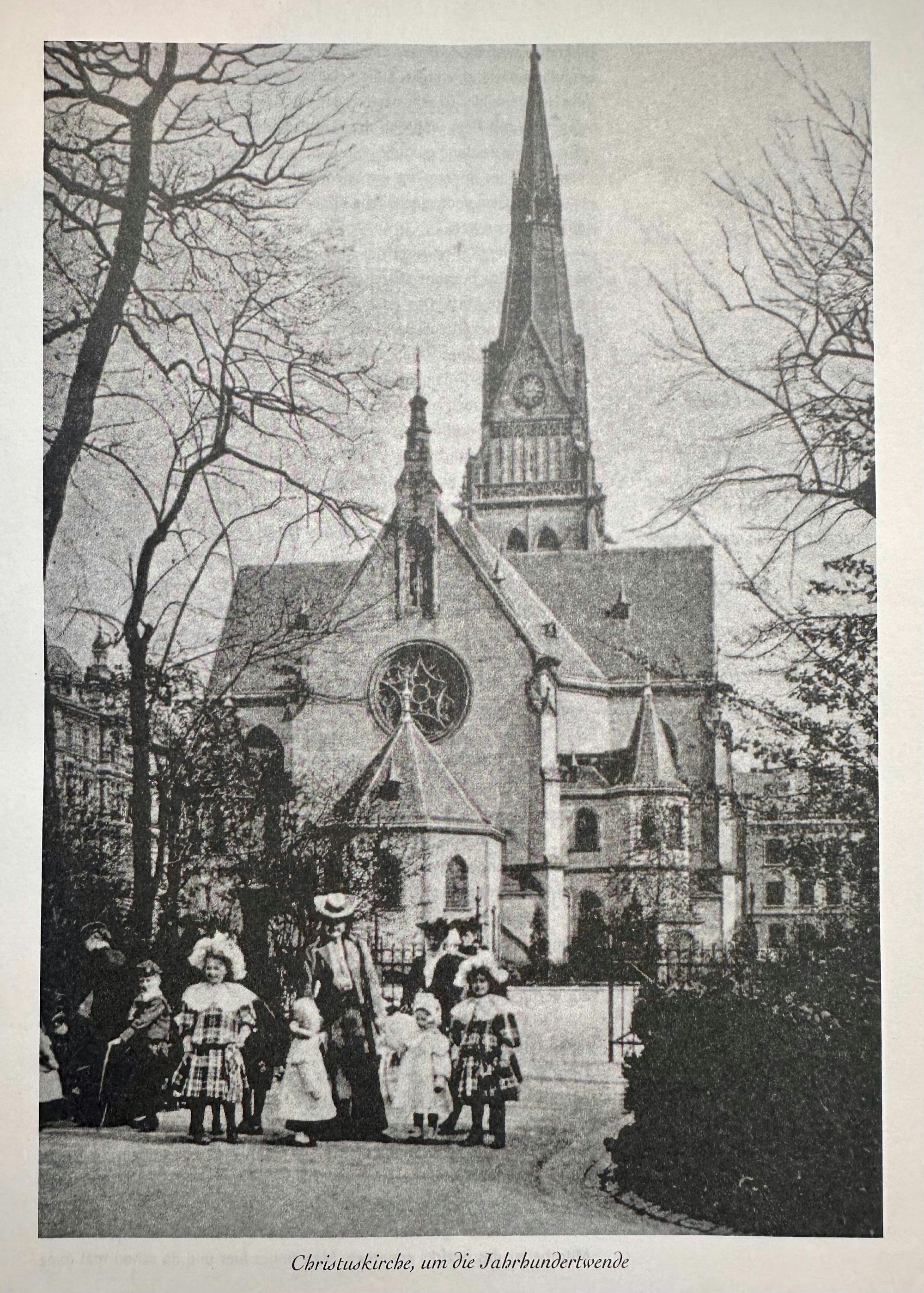 Die neugotische Christuskirche vom Stadtgarten aus gesehen, ca. 1900.