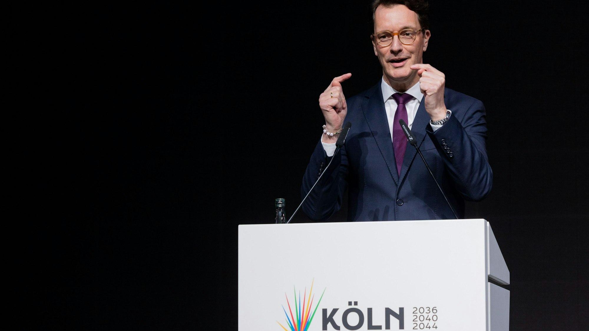 Hendrik Wüst (CDU), Ministerpräsident von Nordrhein-Westfalen, spricht beim Start der Kampagne für die Bewerbung der Region Köln-Rhein-Ruhr in der Lanxess-Arena.