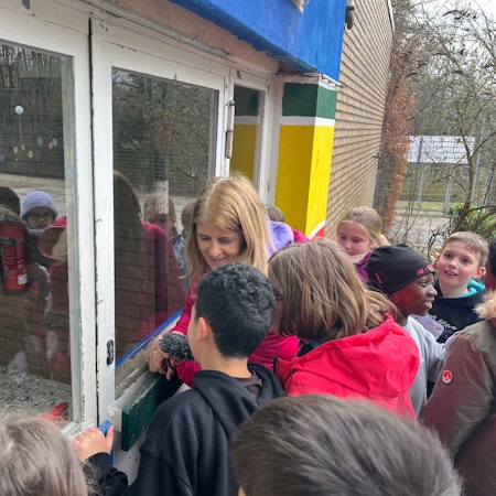 Reporterin Christina Pannhausen schaut mit Viertklässlern in das geschlossene OGS-Gebäude der Astrid-Lindgren-Schule