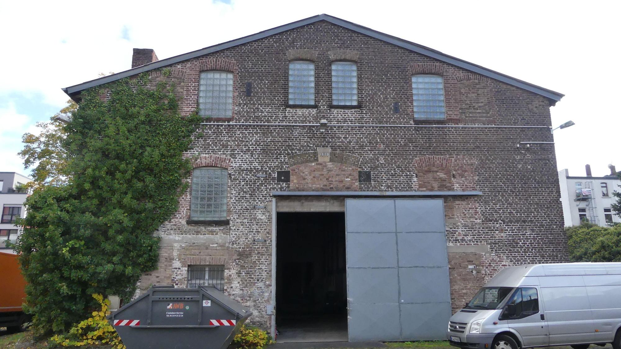 Die Backsteinhalle am Alpener Platz war anfangs Artillerie-Wagenhalle und später Theaterdepot. Foto: Rösgen