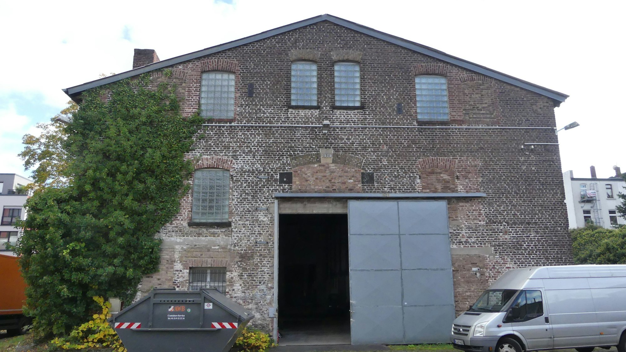 Die Backsteinhalle am Alpener Platz war anfangs Artillerie-Wagenhalle und später Theaterdepot. Foto: Rösgen