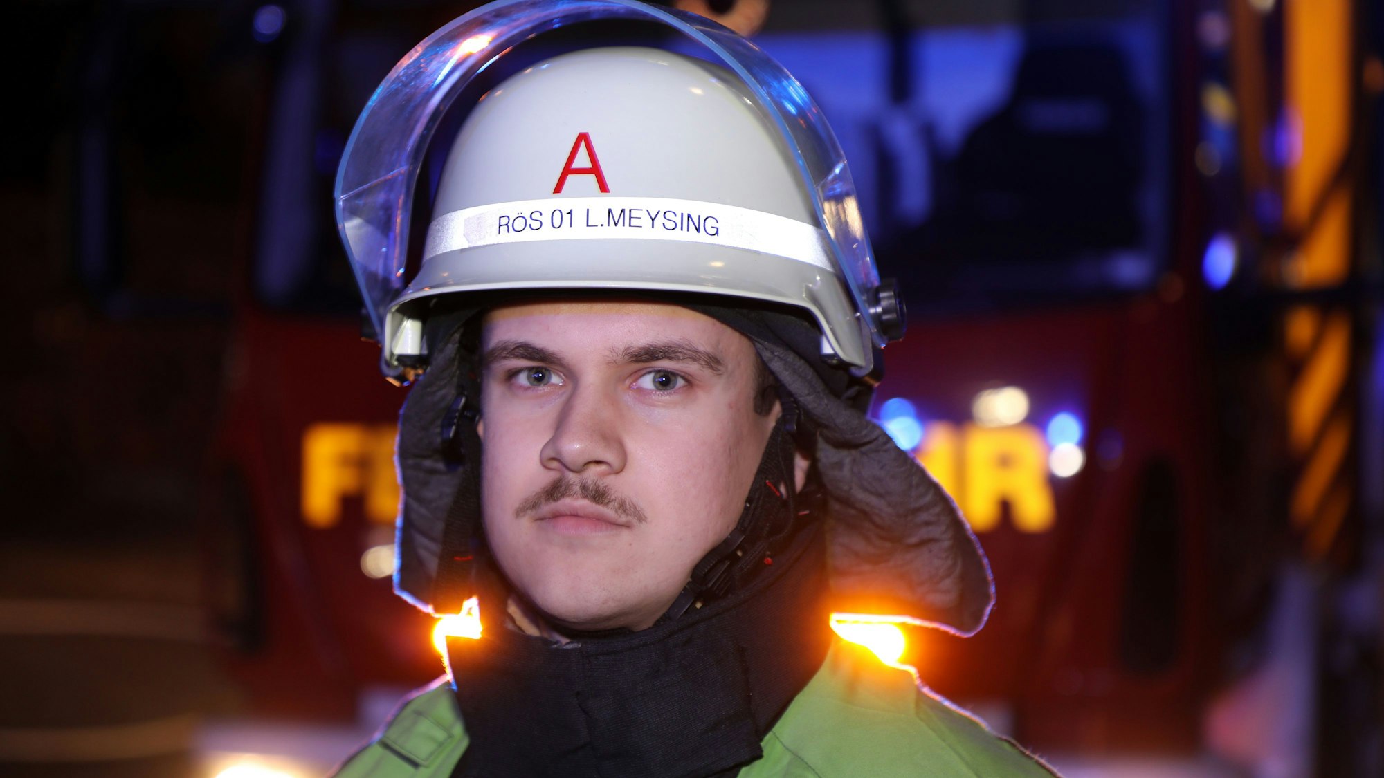 Feuerwehrsprecher Luca Meysin schaut in die Kamera.