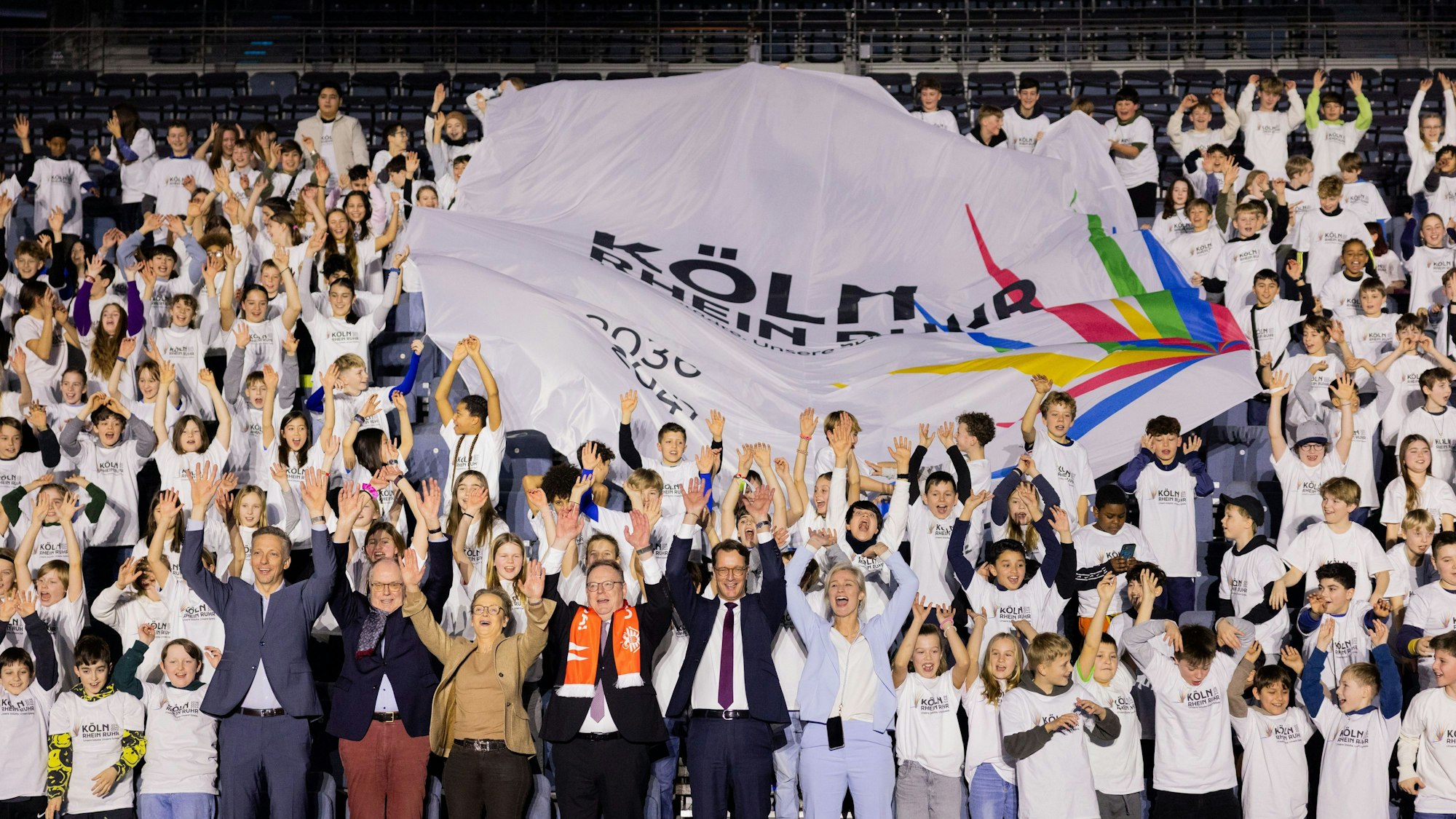 Drei Schulklassen sorgen zum Auftakt der Olympia-Kampagne des Landes und der Stadt für Stimmung.