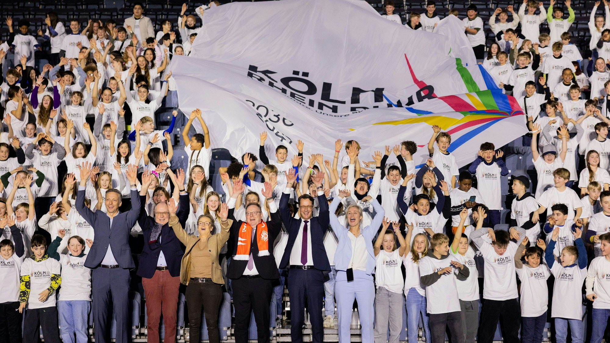 Sebastian Schulte (l-r), ehemaliger deutscher Ruderer und Vorstandsvorsitzender des Kölner Motorenbauunternehmens Deutz AG, Peer Steinbrück, ehemaliger Ministerpräsident von Nordrhein-Westfalen, Isabell Werth, Dressurreiterin, Kölns Oberbürgermeister Torsten Burmester (SPD), Hendrik Wüst (CDU), Ministerpräsident von Nordrhein-Westfalen und Britta Heidemann, ehemalige Fechterin, stehen beim Start der Kampagne für die Bewerbung der Region Rhein-Ruhr, mit Köln als Leading City, um Olympische und Paralympische Spiele in der Lanxess-Arena.
