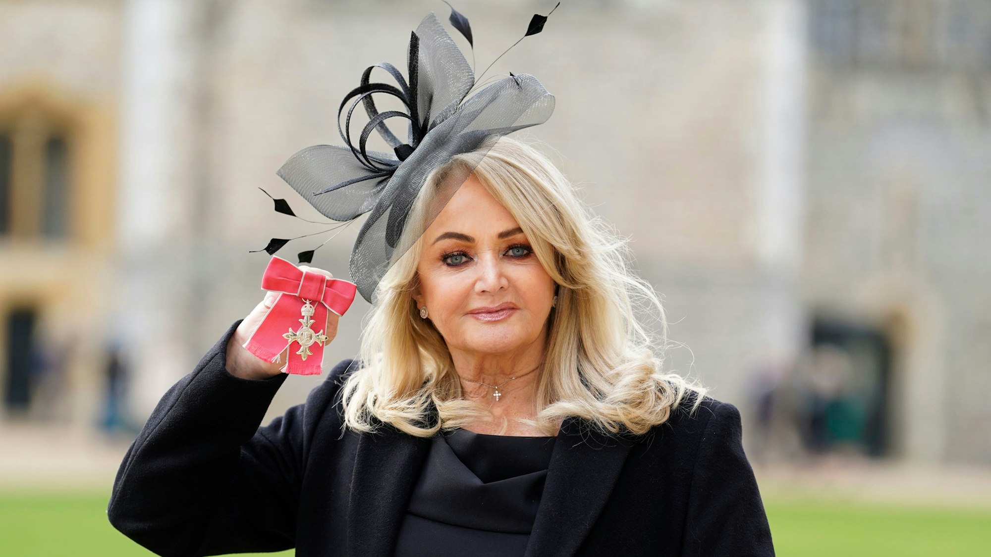 Bonnie Tyler nachdem sie von Prinz William während einer feierlichen Zeremonie auf Schloss Windsor zum Mitglied des Ordens des Britischen Empire ernannt wurde.