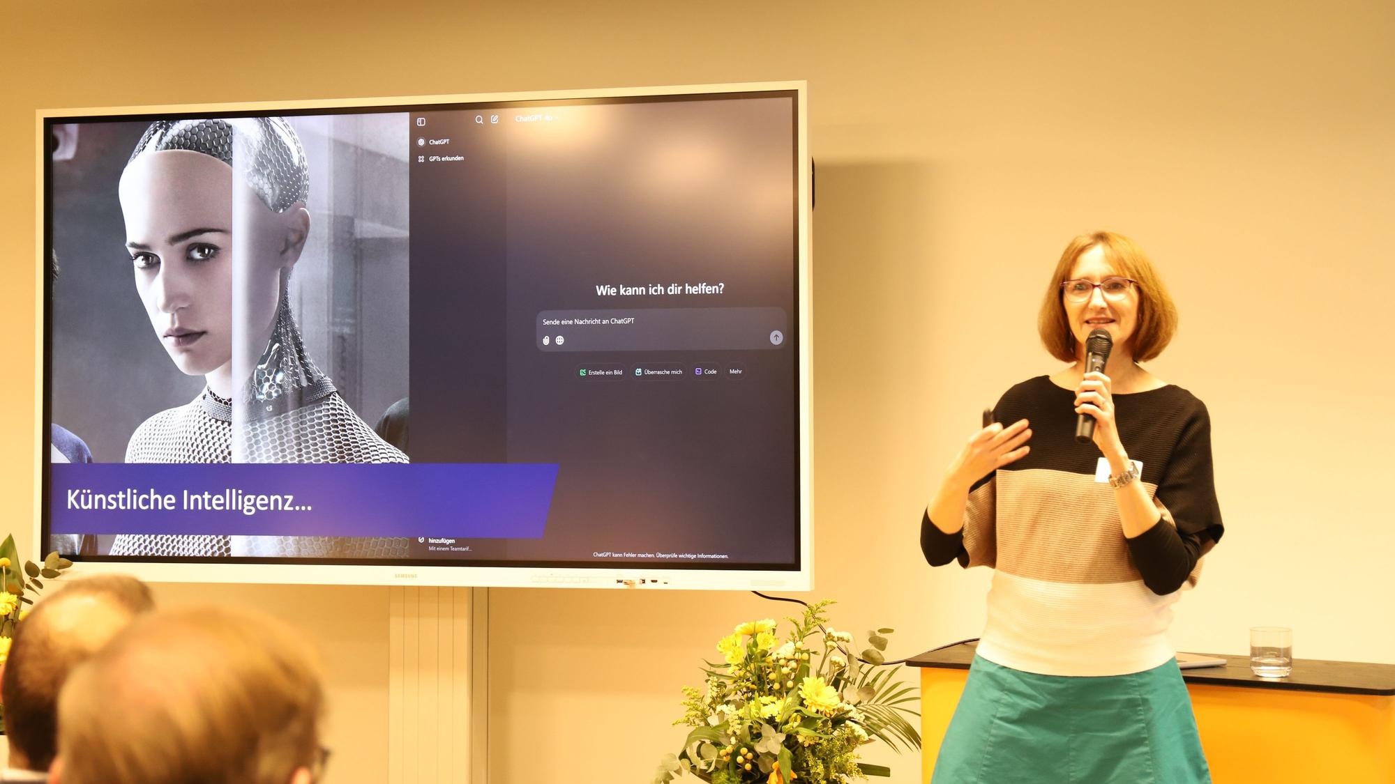 Monika Löber, stellvertretende Geschäftsführerin der Kompetenzplattform KI.NRW, plädierte dafür, den Menschen in den Mittelpunkt der KI-Nutzung zu stellen.