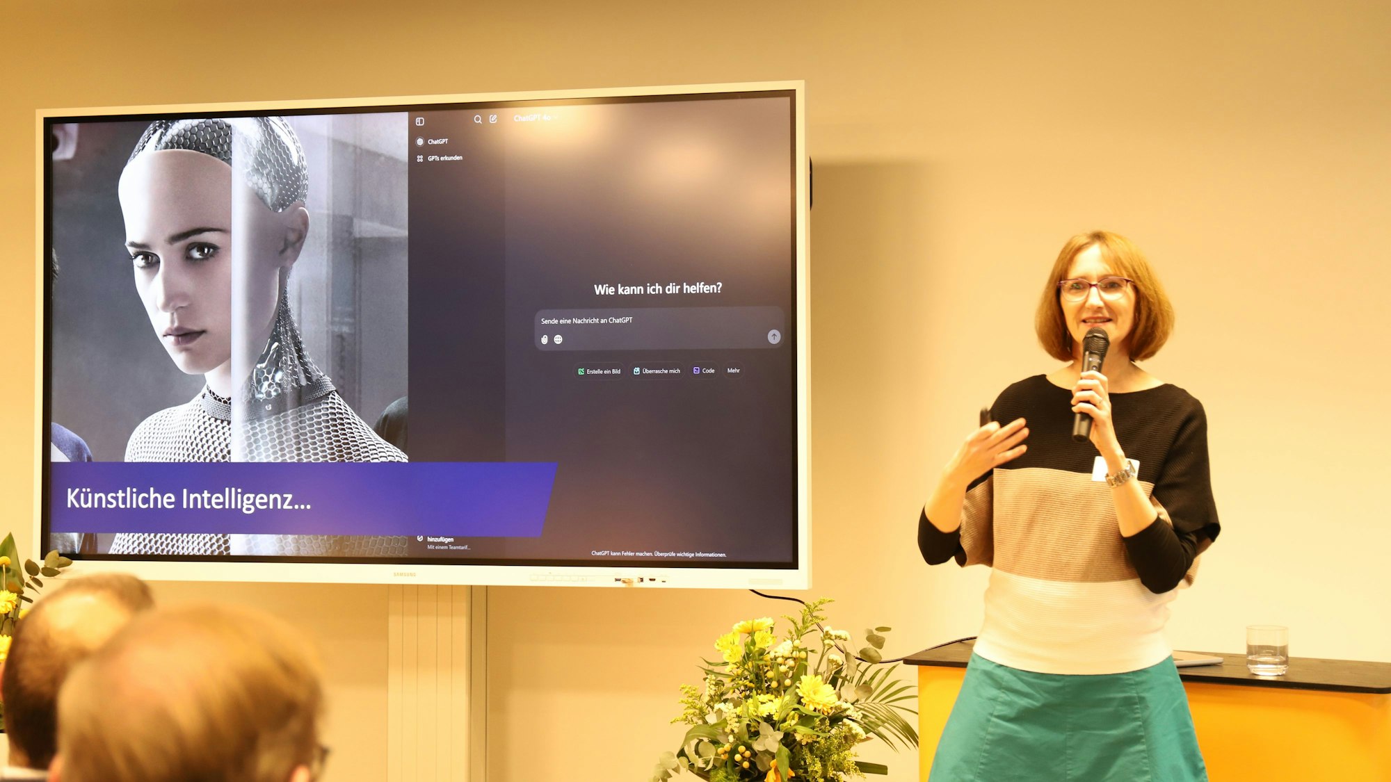 Monika Löber, stellvertretende Geschäftsführerin der Kompetenzplattform KI.NRW, plädierte dafür, den Menschen in den Mittelpunkt der KI-Nutzung zu stellen.