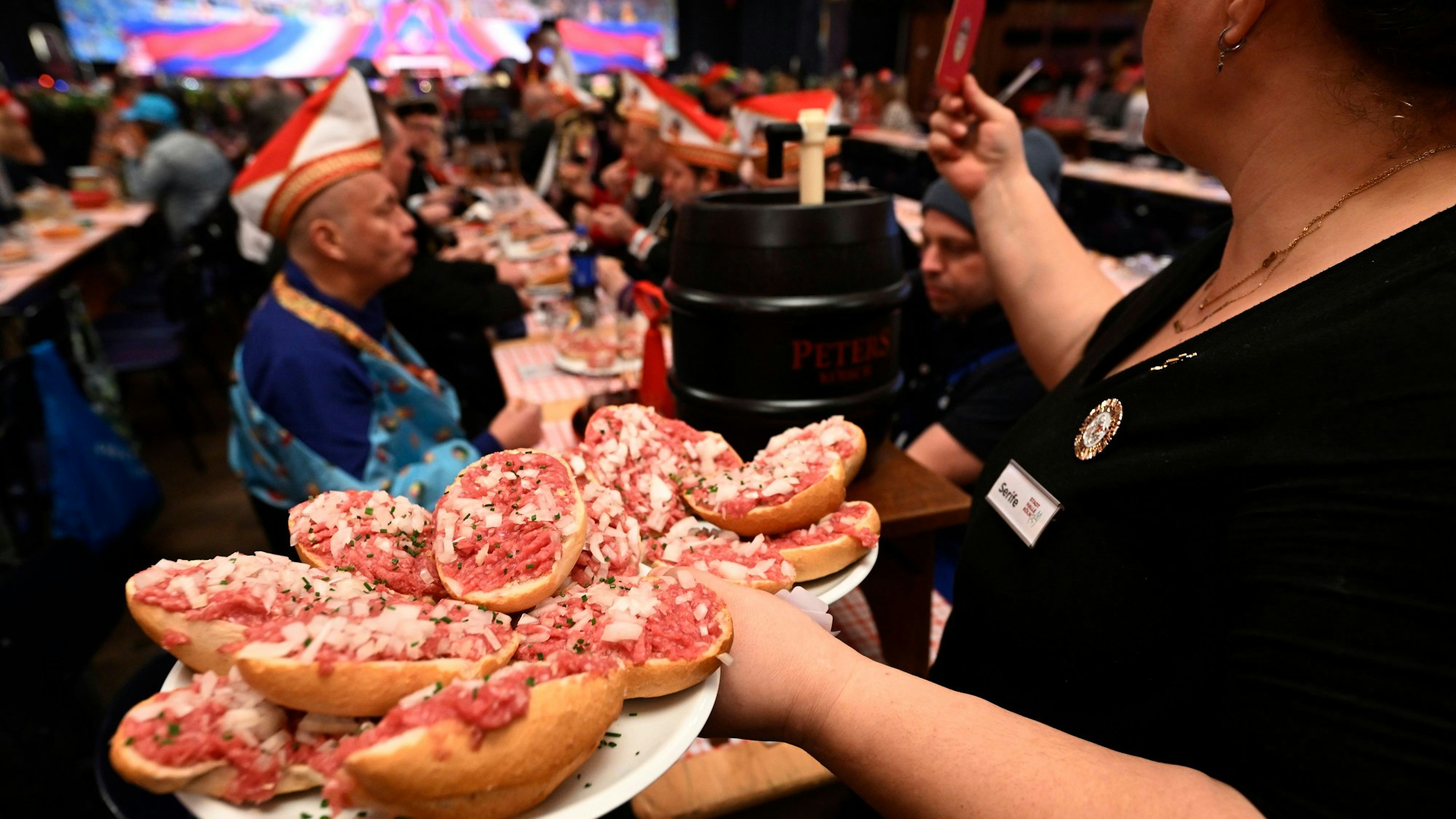 Mettbrötchen mit Zwiebeln sind bei Lebererkrankungen nicht mehr erlaubt.