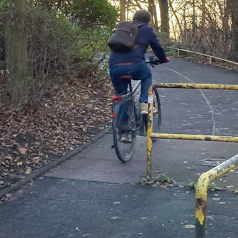 Vor dieses Drängelgitter an der Auffahrt zur Severinsbrücke krachte Carsten Brennecke Mitte Dezember in der Dunkelheit und zog sich schwere Verletzungen zu.