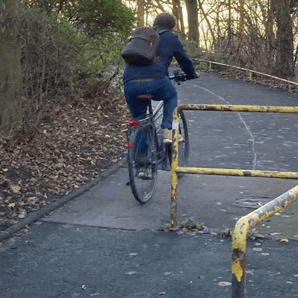 Vor dieses Drängelgitter an der Auffahrt zur Severinsbrücke krachte Carsten Brennecke Mitte Dezember in der Dunkelheit und zog sich schwere Verletzungen zu.