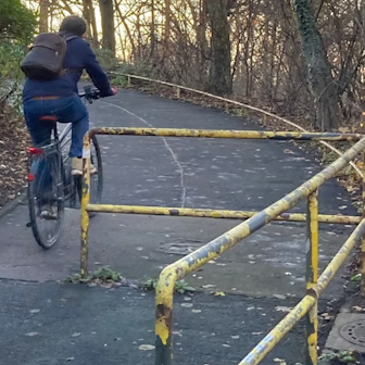 Vor dieses Drängelgitter an der Auffahrt zur Severinsbrücke krachte Carsten Brennecke Mitte Dezember in der Dunkelheit und zog sich schwere Verletzungen zu.