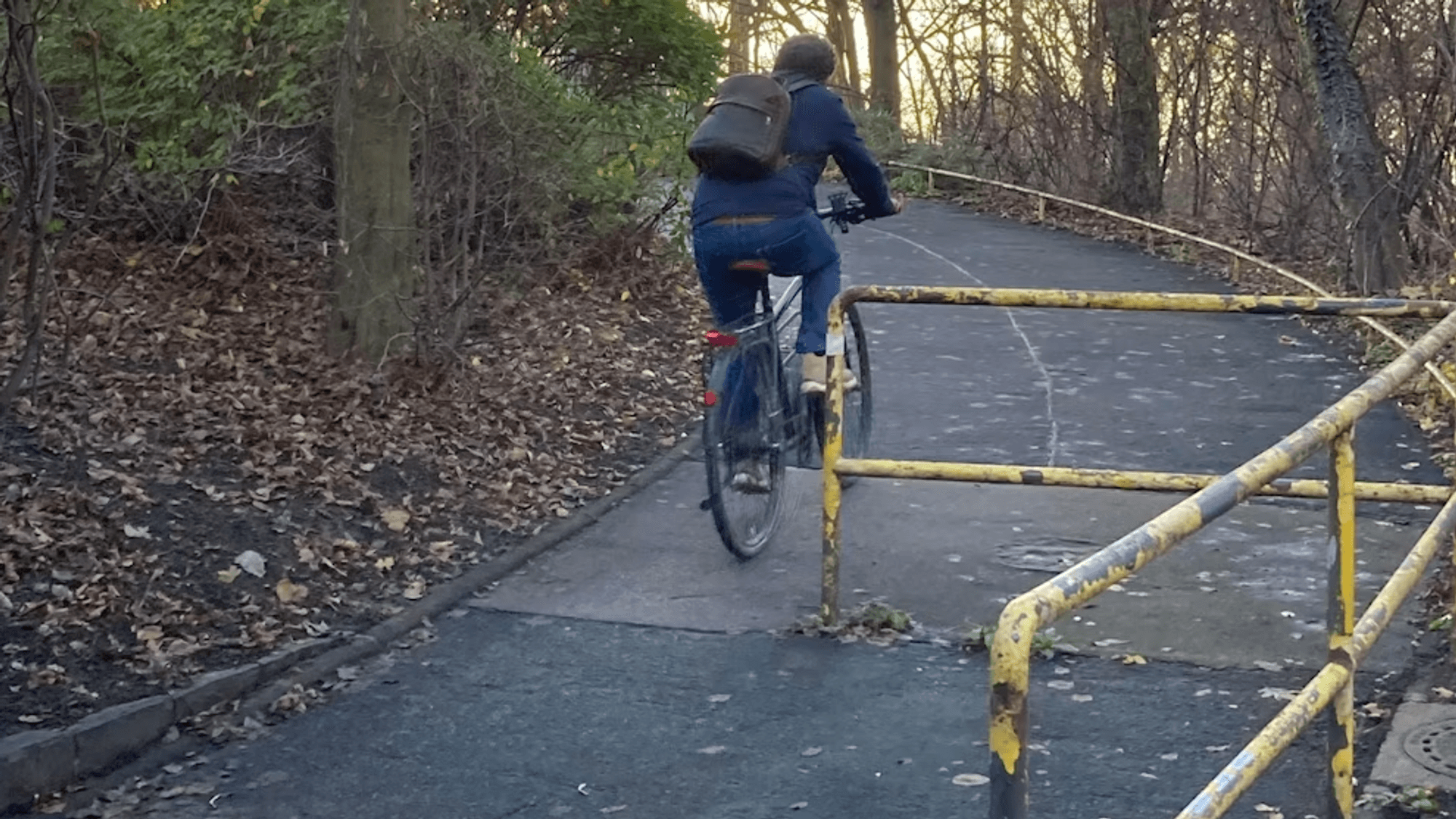 Vor dieses Drängelgitter an der Auffahrt zur Severinsbrücke krachte Carsten Brennecke Mitte Dezember in der Dunkelheit und zog sich schwere Verletzungen zu.