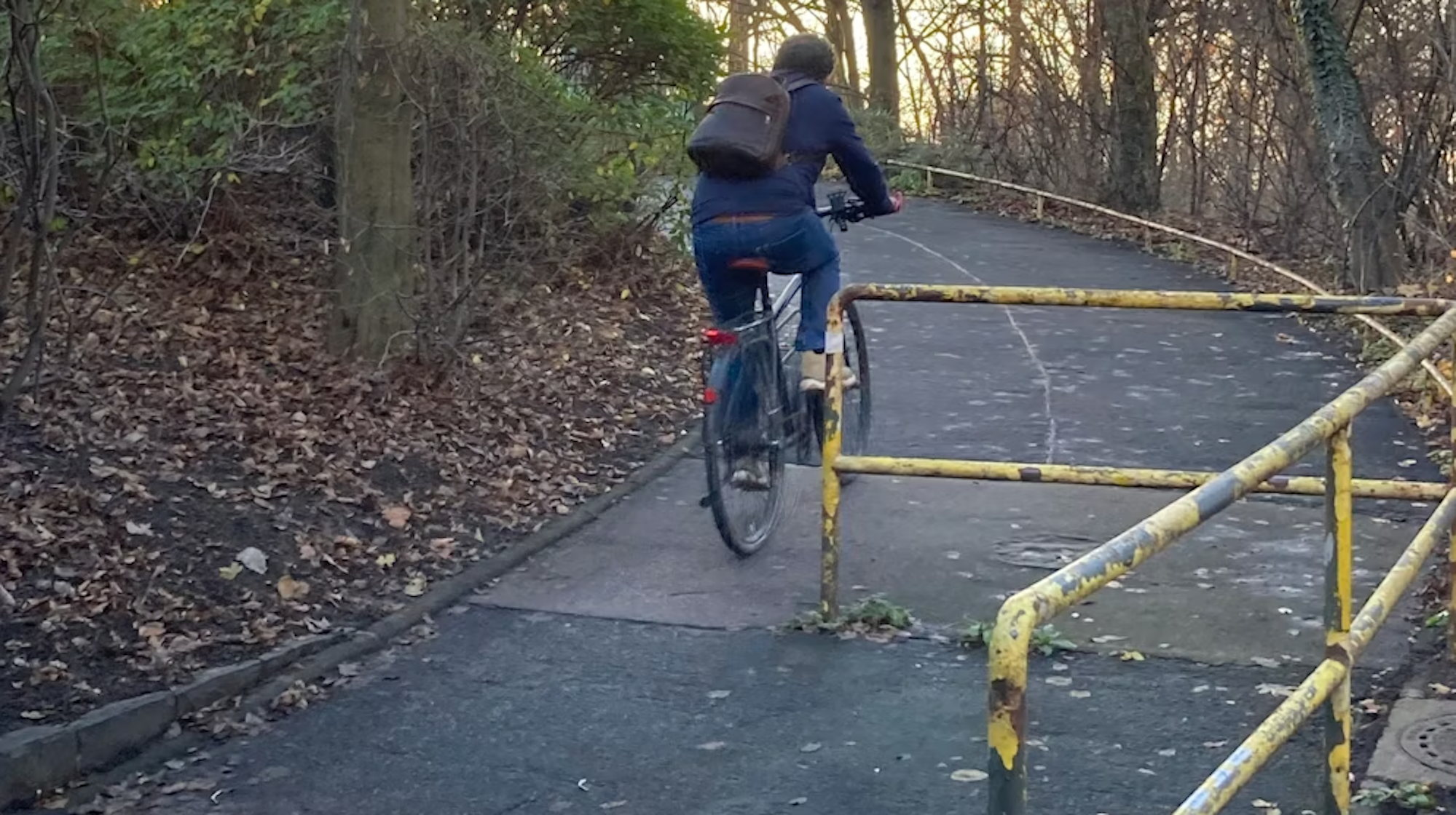 Vor dieses Drängelgitter an der Auffahrt zur Severinsbrücke krachte Carsten Brennecke Mitte Dezember in der Dunkelheit und zog sich schwere Verletzungen zu.