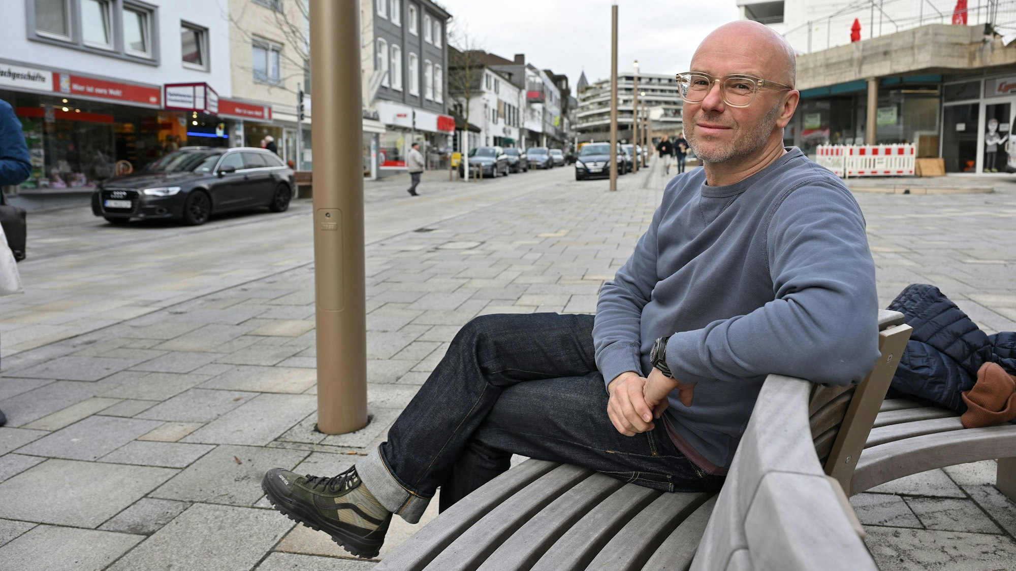 Molitor sitzt auf einer Bank.