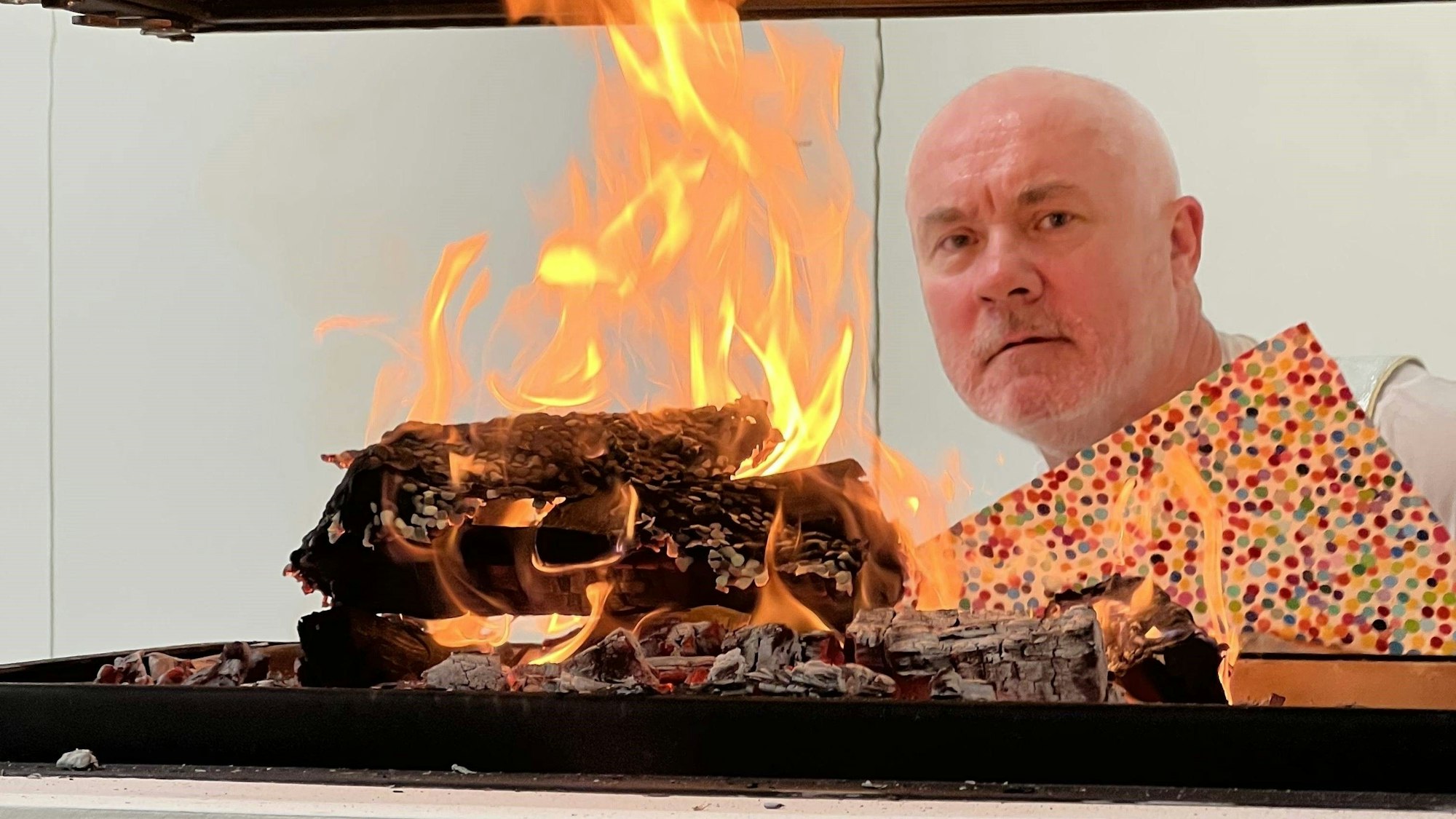Damien Hirst verbrennt seine Kunst.
