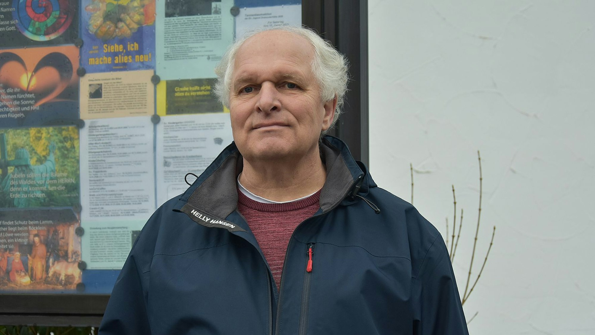 Ein Mann mittleren Alters mit weißem Haar.