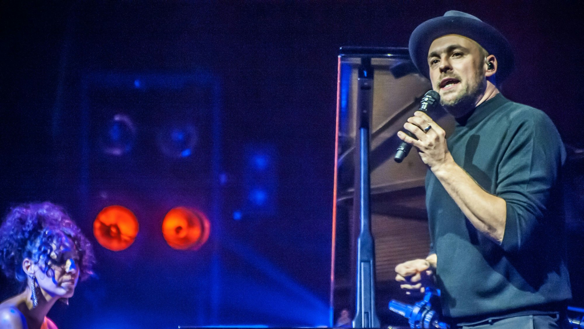 Max Mutzke, hier mit Marialy Pacheco im Erholungshaus bei den Jazztagen 2022, kommt nach Leverkusen.