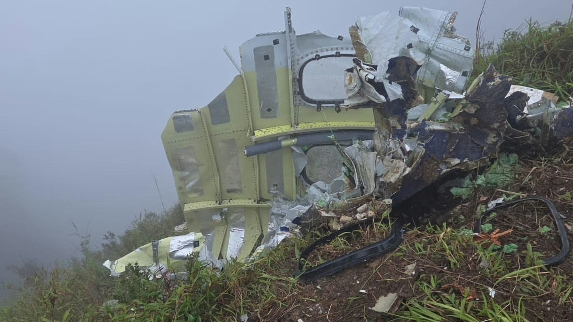 Trümmer des ATR 42-500 Turboprop-Flugzeugs liegen auf dem Boden.