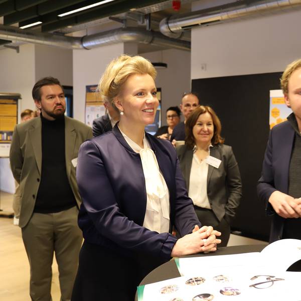 Wissenschaftsministerin Ina Brandes informierte sich bei Unternehmer Felix Kuhne über betriebliche Anwendungen von KI.